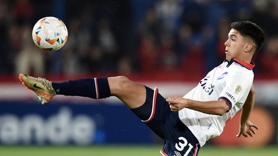 Thiago Helguera, futbolista de Nacional, durante un partido de la Copa Libertadores 2024. Foto: Dante Fernández, AFP Thiago Helguera, futbolista de Nacional, durante un partido de la Copa Libertadores 2024. Foto: Dante Fernández, AFP