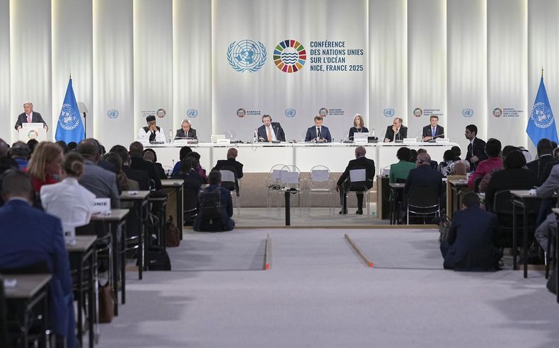 El secretario general de la ONU, Antonio Guterres (izq.), habla junto al presidente francés, Emmanuel Macron (CR), y el presidente de Costa Rica, Rodrigo Chaves Robles (CL), durante la apertura de la tercera Conferencia de las Naciones Unidas sobre los Océanos, en Niza, Francia, el 9 de junio de 2025. (Francia, Niza
