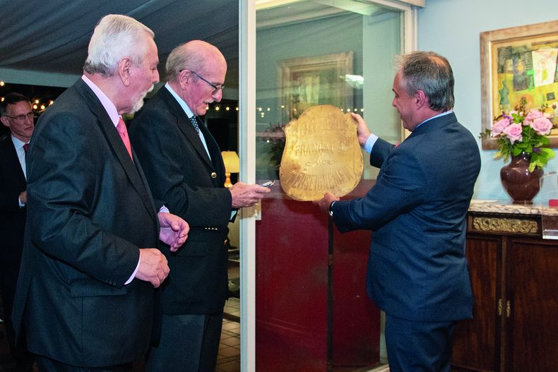 Alejandro Ruibal muestra la primera placa de la Sociedad Francesa de Enseñanza, fundada hace 125 años, a los expresidentes de la institución Ramiro Rodríguez Villamil y Bernardo Supervielle