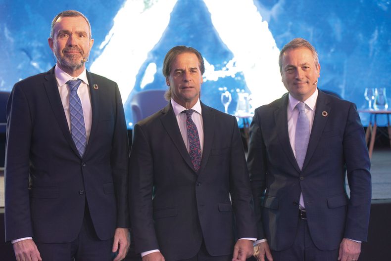 El country manager de BBVA Uruguay Alberto Charro, presidente de la República Luis Lacalle Pou y Antoni Ballabriga, director global de Negocio Responsable del banco