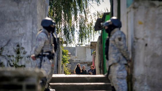 Operativo policial en el barrio Casavalle. Foto: Javier Calvelo / adhocFOTOS Operativo policial en el barrio Casavalle. Foto: Javier Calvelo / adhocFOTOS