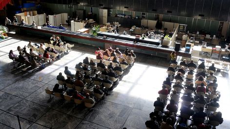 Búsqueda | En 2010, una sucursal del Banco República, muy concurrida. Foto: Ricardo Antúnez, adhocFOTOS