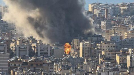 Una gran llamarada y una gigantesca columna de himo negro se elevan sobre los suburbios del sur de Beirut tras un bombardeo israelí, el 2 de marzo de 2026 en la capital del Líbano.