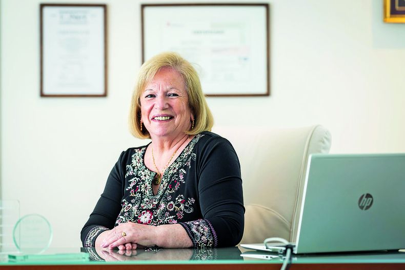 Alicia Esqueira, fundadora y actual directora de Secom, posa para Trayectorias. Foto: Adrián Echeverriaga