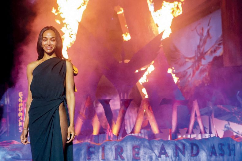 La actriz Zoe Salda&ntilde;a, protagonista de Avatar, deslumbr&oacute; en la alfombra roja con un vestido verde de Saint Laurent, con un tajo desde su cadera.