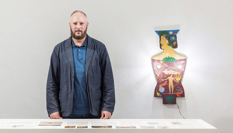Pablo León de la Barra junto a la obra de Ulises Beisso. Foto: Lucía Durán.