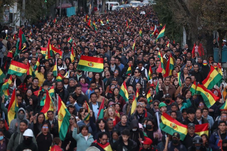 Integrantes de “plataformas ciudadanas” participan en una manifestación en contra de los bloqueos, este miércoles 20 de mayo de 2026 en La Paz (Bolivia).