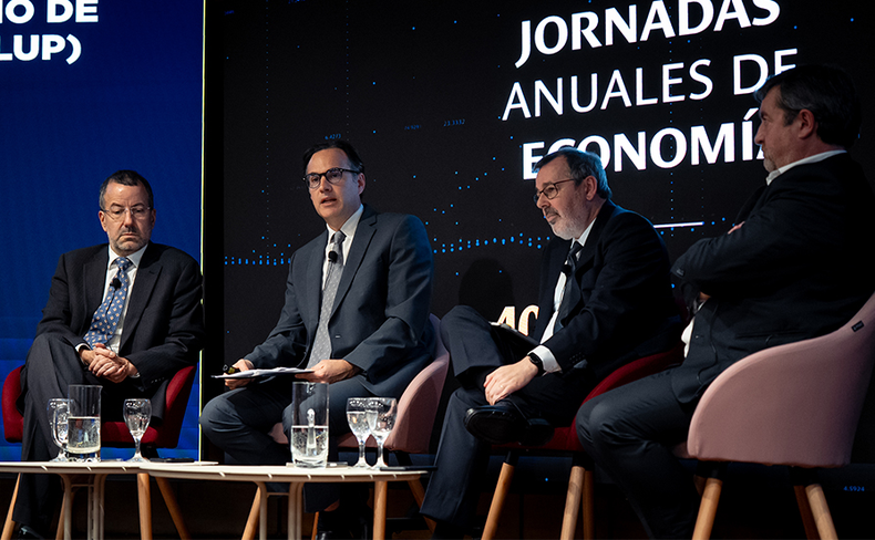 Una mesa de las Jornadas de Economía del BCU de 2025.