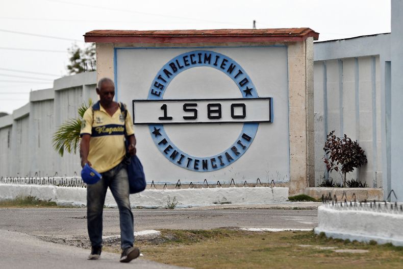 Una persona camina afuera del Establecimiento Penitenciario 1580 este viernes, en La Habana (Cuba).&nbsp;