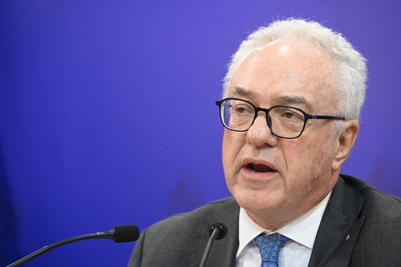 El canciller Mario Lubetkin lee la declaración del gobierno ante el fallecimiento del papa Francisco
