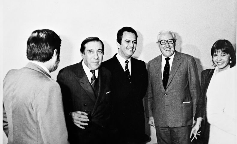 Los fundadores de Búsqueda: Manfredo Cikato, Ramiro Rodríguez Villamil y Ramón Díaz junto a la periodista de internacionales Yanina Olivera.