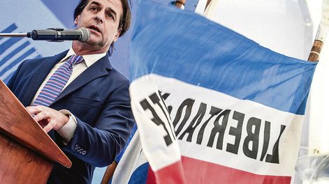 El presidente Luis Lacalle Pou durante un discurso. Foto: Javier Calvelo / adhocFOTOS