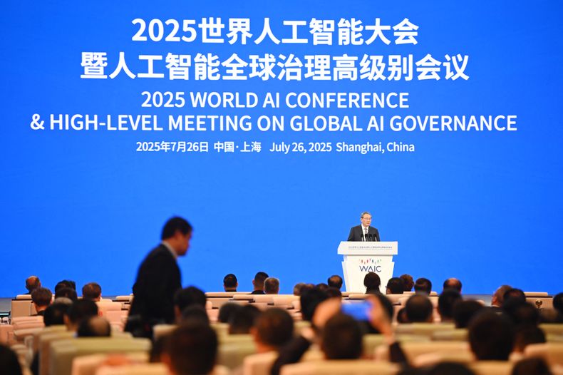 El primer ministro chino, Li Qiang, habla en la ceremonia de apertura de la Conferencia Mundial de Inteligencia Artificial, en Shanghái, el 26 de julio de 2025