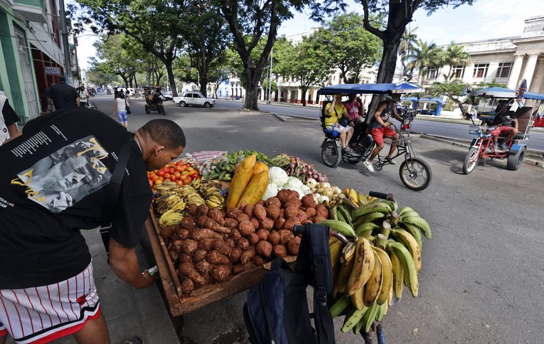 Una persona vende productos alimenticios en una calle este lunes, en La Habana, tras el apagón.
