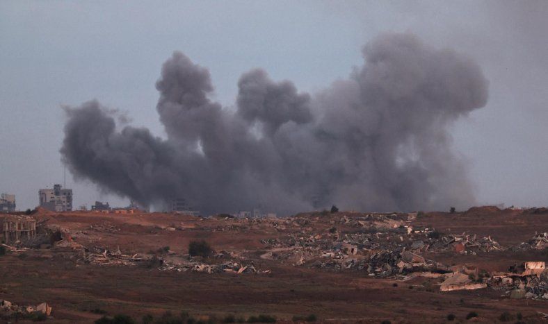 Humo se eleva tras un ataque israelí en las afueras de la ciudad de Gaza, visto desde el lado israelí de la frontera, el 6 de octubre de 2025.