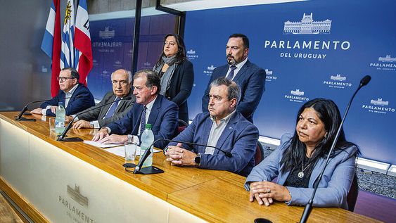 Guido Manini Rìos, Raùl Lozano y otros legisladores cabildantes, el dìa de la renuncia de la exministra Irene Moreira, en 2023. Foto: Mauricio Zina, adhocFOTOS