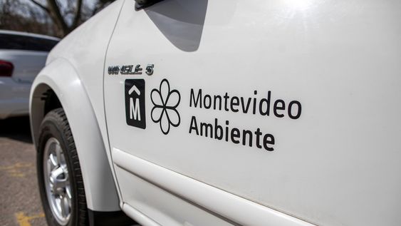 Vehículo del departamento de Ambiente de la Intendencia de Montevideo Vehículo del departamento de Ambiente de la Intendencia de Montevideo