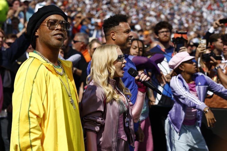 Madonna actúa junto a los exfutbolistas brasileños Ronaldo y Ronaldinho durante la final de la Copa Mundial de la FIFA 2026.