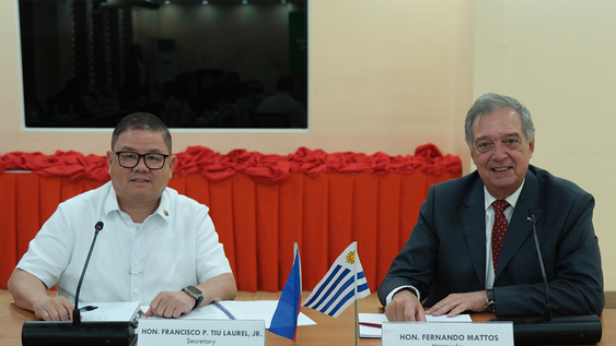 El secretario de Agricultura de Filipinas, Francisco Tiu Laurel, con el ministro de Ganadería, Agricultura y Pesca de Uruguay, Fernando Mattos El secretario de Agricultura de Filipinas, Francisco Tiu Laurel, con el ministro de Ganadería, Agricultura y Pesca de Uruguay, Fernando Mattos