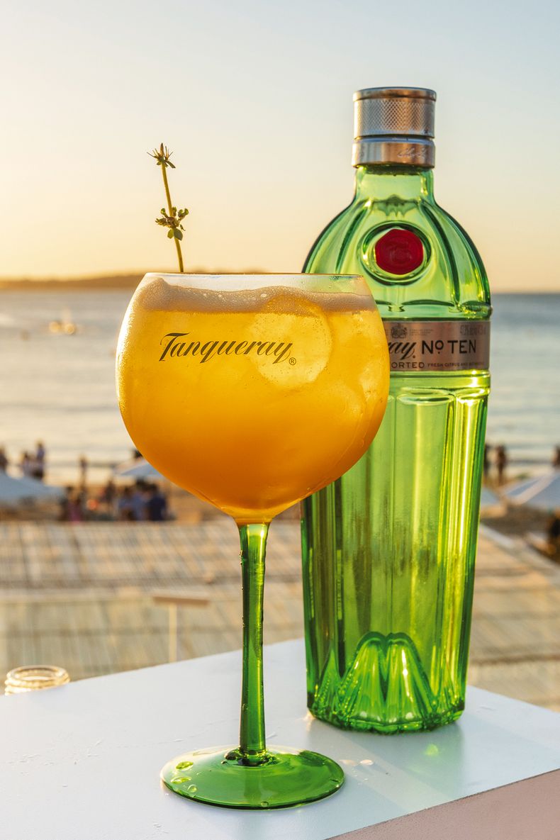 Trago elaborado en sunset de Tanqueray en Ovo Beach