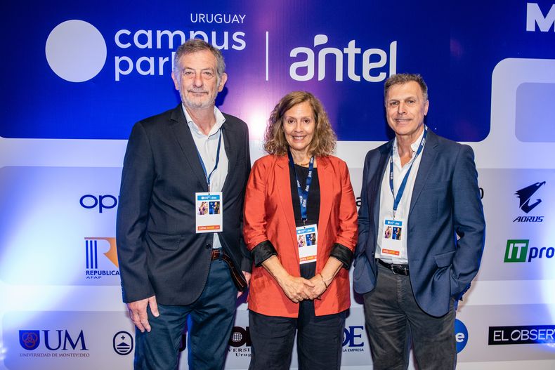 De Antel: subgerente general de Relaciones Internacionales Marcelo Ehrlich, gerenta del Área Estrategia de Comunicación Marión DOttone y gerente de Marketing José Carlos López.