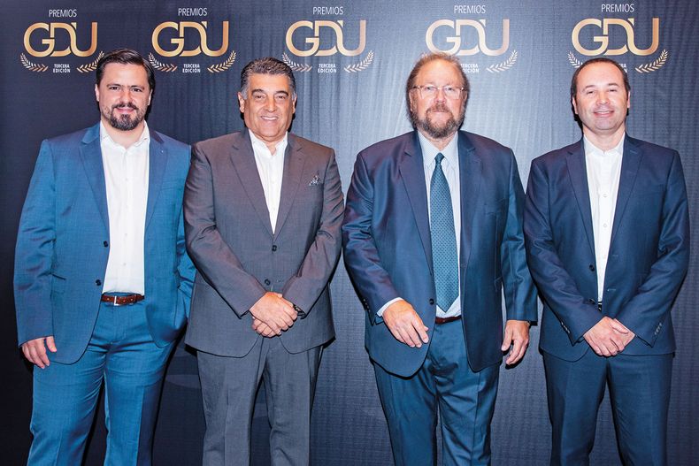 De GDU: subdirector general Juan Palacios, director de Operaciones Antonio Piñeiro, director de Conceptos Carlos Pombo y gerente de Marketing Martín Gómez