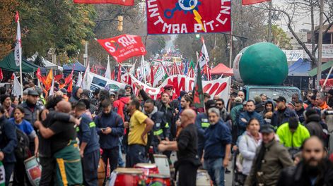 Paro del PIT-CNT en junio, en conmemoración de los 50 años de la huelga general. Foto: Mauricio Zina / adhocFOTOS