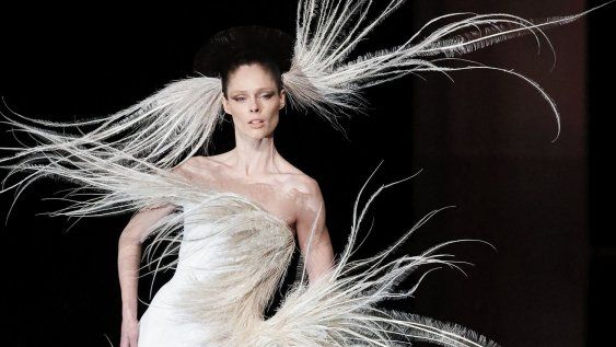 Una de las colecciones más impactantes de la Fashion Week París fue la del diseñador francés Stephane Rolland, junto a la supermodelo canadiense Coco Rocha Una de las colecciones más impactantes de la Fashion Week París fue la del diseñador francés Stephane Rolland, junto a la supermodelo canadiense Coco Rocha