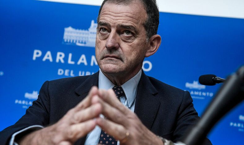 Guido Manini Ríos en conferencia de prensa en el anexo del Palacio Legislativo. Foto: Javier Calvelo / adhocFOTOS