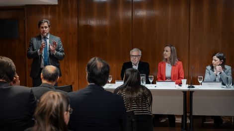 El presidente del BCU, Diego Labat, y representantes de bancos y financieras, en la presentación del programa de reestructuración de deudas