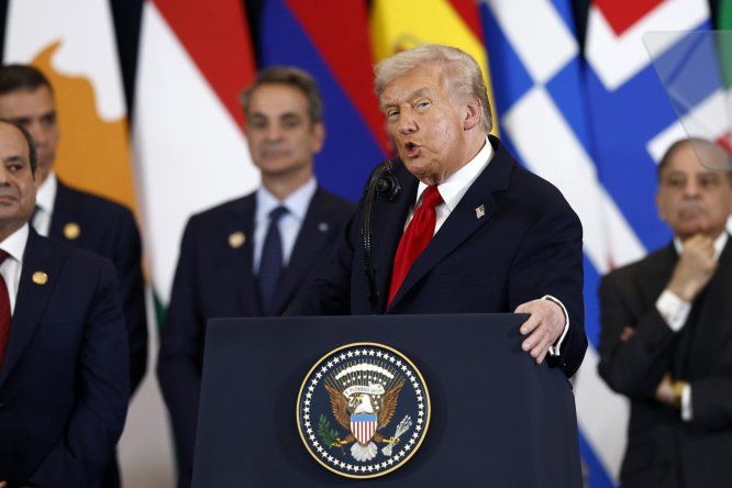 El presidente de Estados Unidos, Donald Trump, pronuncia un discurso en la Cumbre de Paz de Gaza en Sharm El-Sheikh, Egipto, el 13 de octubre de 2025.