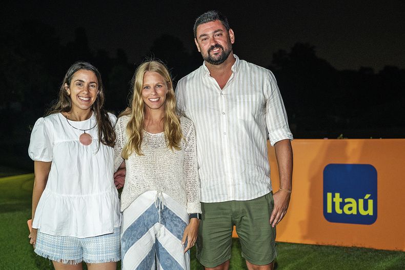 Responsable de Eventos y Esponsoreos de Marketing de Itaú María Noel Moyano, Fiorella Berriel de agencia Roosevelt, y Fabricio Bellagamba de agencia Itaú Punta del Este