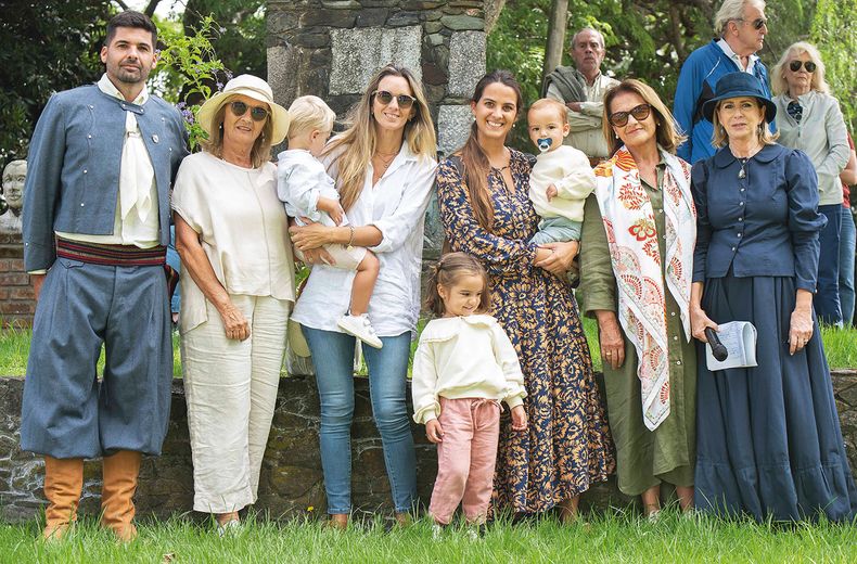 Nicolás Mezzera Regules, Mónica Regules Cabot, Juan Manuel Gianoli Aishemberg, Lucía Aishemberg Regules, Justina Llano Mezzera, Sofía Mezzera Regules, Segundo Llano Mezzera, Patricia Regules Cabot y Cecilia Assunçao