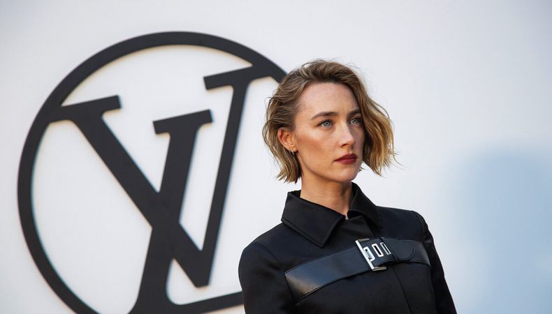 Una de las celebridades que asistieron a la presentación de Crucero 2025 fue la actriz  irlandoestadounidense Saoirse Ronan, que confió en Louis Vuitton para que la vistiera en varias alfombras rojas. Fotos: Marta Pérez, EFE