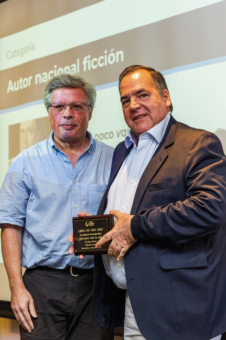 Director del MNAV Enrique Aguerre con Diego Fischer, premiado por su libro Qué poco vale la vida