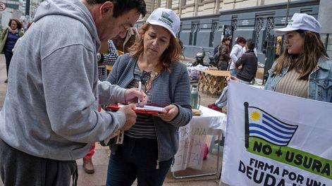 Recolección de firmas para el plebiscito. Foto: Ricardo Antúnez, adhocFOTOS