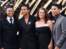 Jaafar Jackson, cantante, bailarín y protagonista de Michael, es hijo de Jermaine Jackson, hermano del artista pop, y de Alejandra Genevieve Oaziaza, quienes tienen otros dos hijos, Jermajesty y Genevieve Katherine. Jaafar Jackson, cantante, bailarín y protagonista de Michael, es hijo de Jermaine Jackson, hermano del artista pop, y de Alejandra Genevieve Oaziaza, quienes tienen otros dos hijos, Jermajesty y Genevieve Katherine.