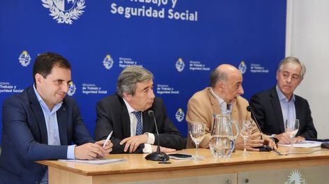 Las autoridades del Ministerio de Trabajo junto al jerarca de la OIT Fabio Bertranou. Foto: MTSS