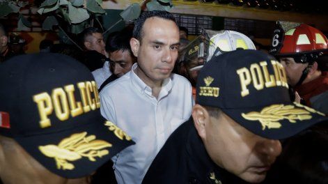 José Jeri rodeado de policías en el barrio San Juan de Miraflores, en Lima.