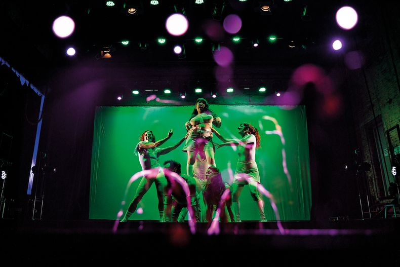 Catsuits­ de danza sin corpiño, pezones marcados y sin género. Un cambio de vestuario lento con desnudo, y una coreografía con un pecho al aire. Quizá no era tanto; quizá fue la reiteración innecesaria del símbolo. Y es que el shock tetístico que, en pleno siglo XXI, ya no debería ser shock, no necesariamente suma.