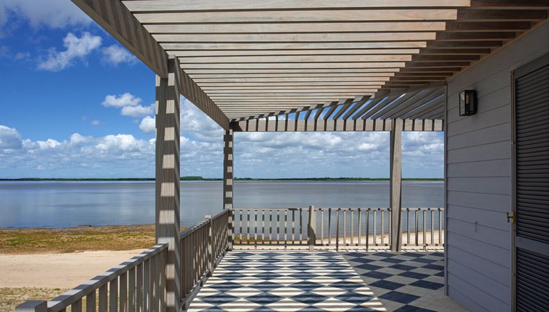Las galerías tienen aleros de madera dura que tamizan la luz y están revestidas con calcáreos color blanco antiguo y negro. Fotos: Surpress Agency