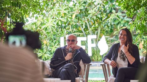 Jacques Audiard y Karla Sofía Gascón en el JIIFF