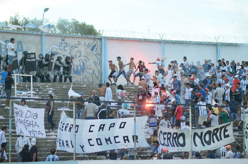 Incidentes ocurridos entre la Policía e hinchas de Cerro en 2015 en el estadio Tróccoli. Foto: Pablo Vignali / adhocFOTOS