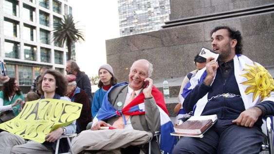 imagen de El “pueblo dormido” y la vigilia artiguista del doctor Salle y sus fieles militantes en la plaza Independencia imagen de El “pueblo dormido” y la vigilia artiguista del doctor Salle y sus fieles militantes en la plaza Independencia