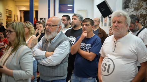 Integrantes del PIT-CNT el domingo 27, al recibir los resultados del plebiscito de reforma al sistema previsional