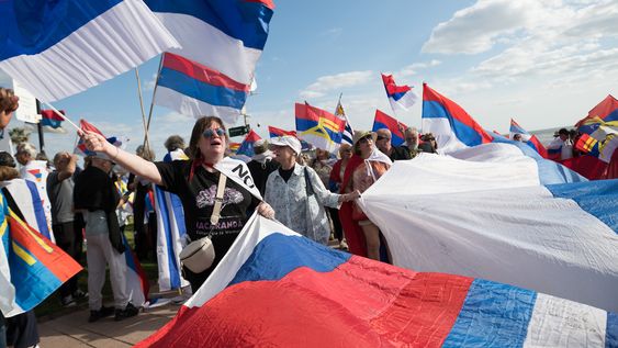 “Banderazo” de frenteamplistas en la playa Ramírez “Banderazo” de frenteamplistas en la playa Ramírez
