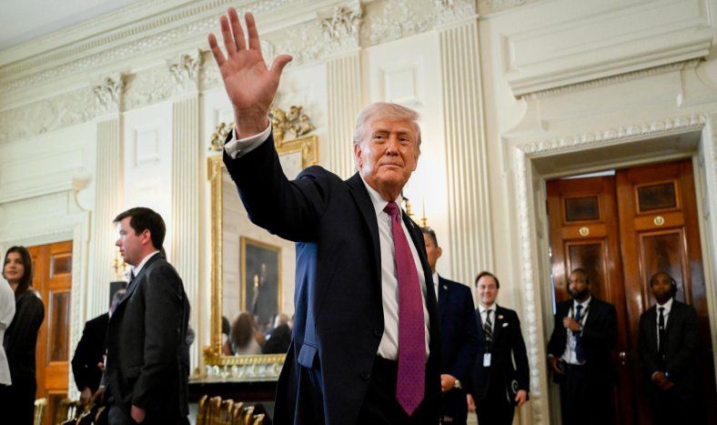 El presidente de Estados Unidos, Donald Trump, se retira tras pronunciar un discurso en el Comedor de Estado de la Casa Blanca en Washington, D.C., EE. UU., el 21 de abril de 2026.&nbsp;