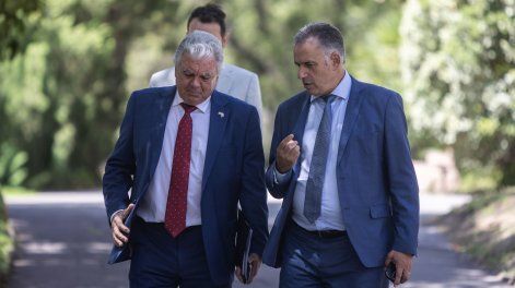 El embajador estadounidense en Uruguay Louis Rinaldi y el presidente Yamandú Orsi.&nbsp;