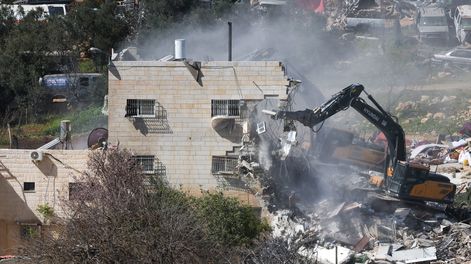 Maquinaria de Israel derriba un edificio de apartamentos cerca del asentamiento de Hagai. Maquinaria de Israel derriba un edificio de apartamentos cerca del asentamiento de Hagai.