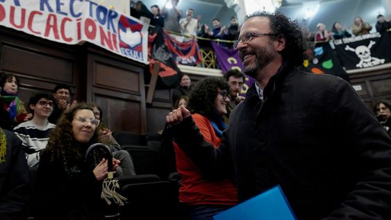 Héctor Cancela ingresando al Paraninfo de la Universidad de la República Héctor Cancela ingresando al Paraninfo de la Universidad de la República